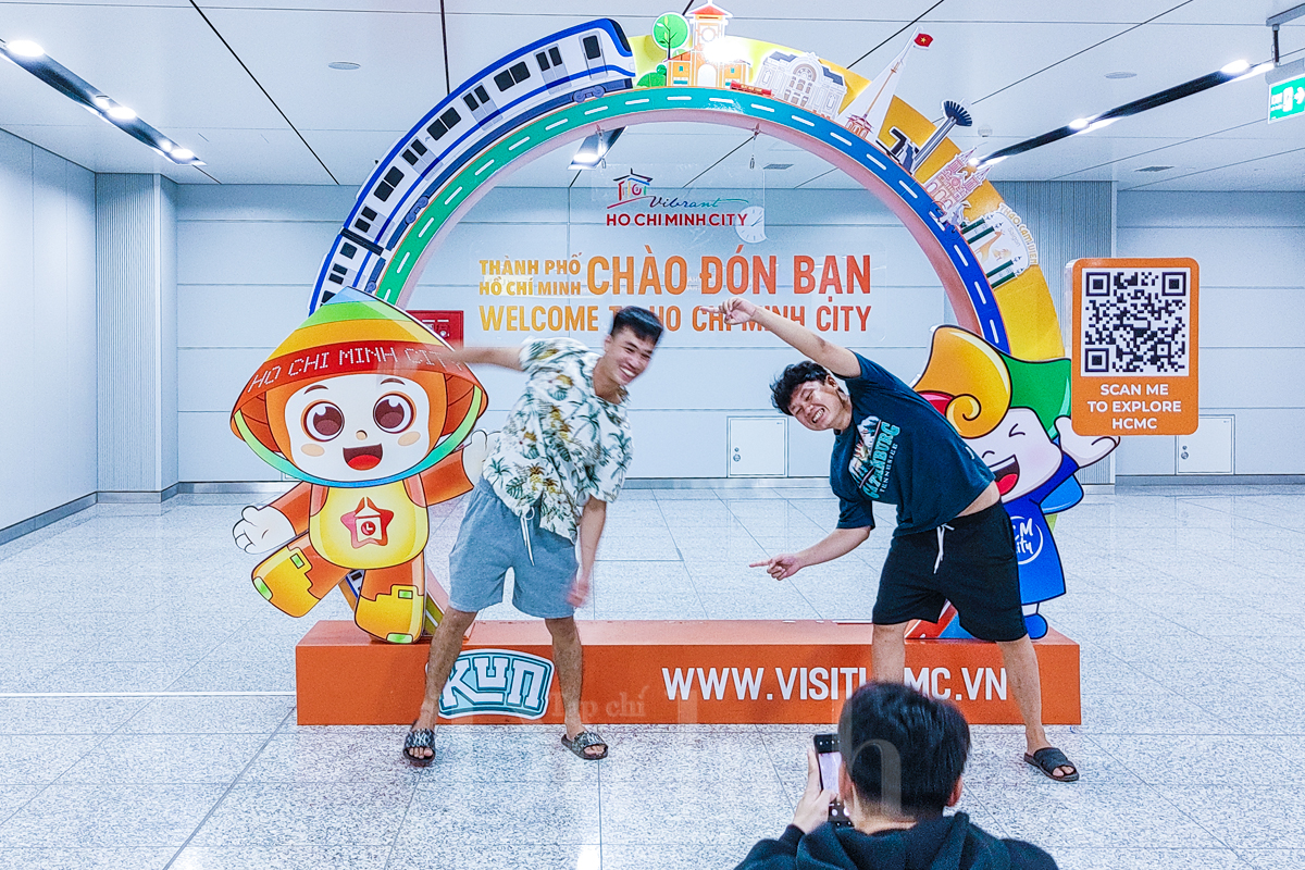 Các đoàn tàu di chuyển vùn vụt giữa các ga nhanh như chớp, trong khi du khách hồ hởi lưu lại khoảnh khắc trải nghiệm tại các tiểu cảnh bên dưới nhà ga.
