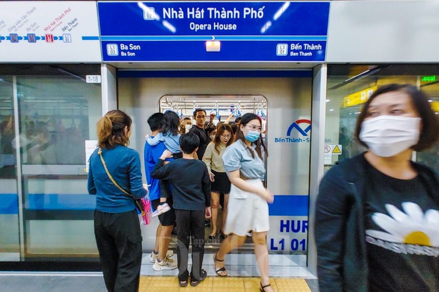 Tuy phải đợi mấy lượt mới tới phiên lên tàu, nhưng người dân và du khách ai nấy đều tỏ ra thích thú, nhanh chóng ùa nhau lên tàu.