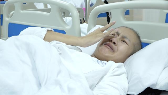 Bệnh nhân xúc động chia sẻ về hành trình chiến đấu với căn bệnh ung thư buồng trứng khi đang mang thai tháng thứ 5.