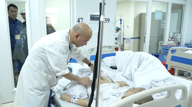 Bác sĩ Thắng thăm khám cho bệnh nhân.