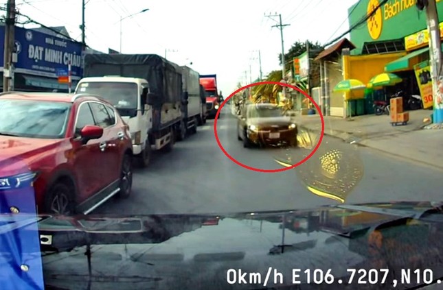 Chiếc ô tô chạy ngược chiều gây bức xúc cho người đi đường