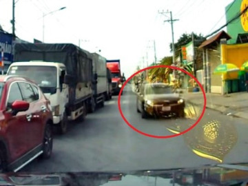 CLIP: Ô tô 5 chỗ liên tục nháy đèn, chạy ngược chiều gây bức xúc