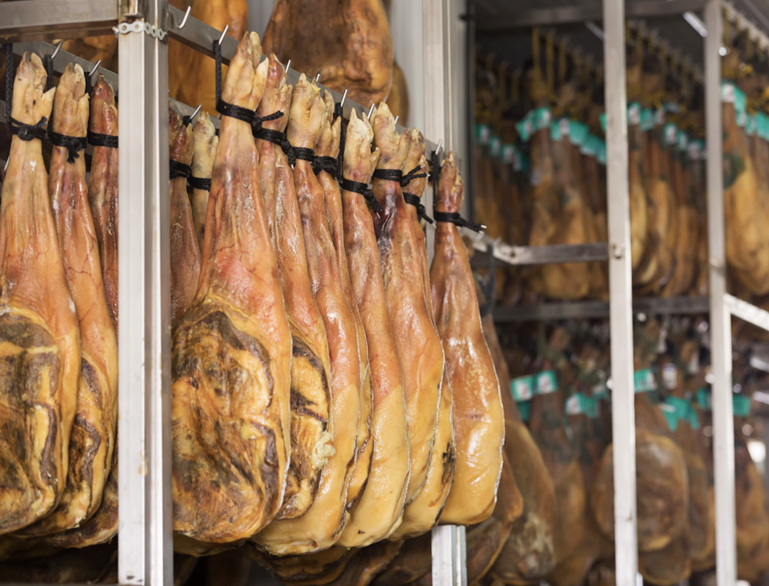 Đùi heo muối là đặc sản của Tây Ban Nha nổi tiếng thế giới với cách làm cho ra hương vị độc đáo. Ảnh: Amigofoods