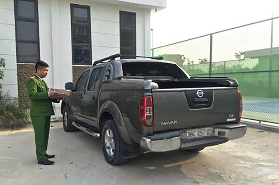 Xe ô tô của anh T bị vợ chồng chủ quán karaoke giữ lại.