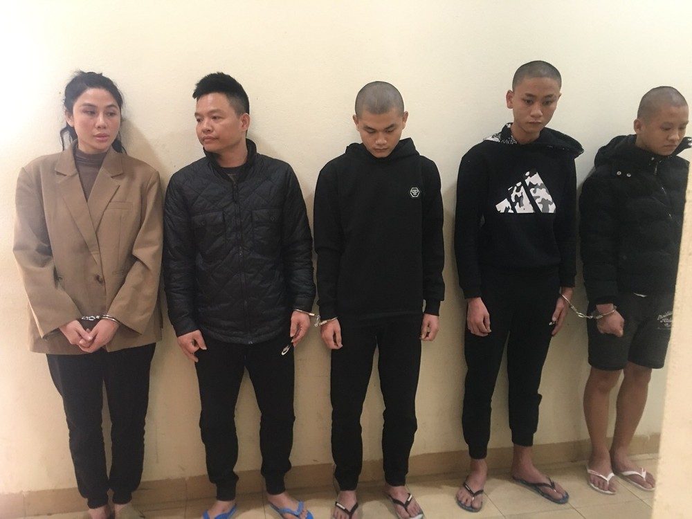 Vợ chồng chủ quán karaoke và nhóm nhân viên đánh người hát, ép viết giấy bán ô tô.