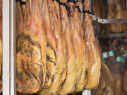 Chiếc đùi heo huyền bí giá 40 triệu bán ở chợ Tết, nhà giàu ồ ạt chốt mua