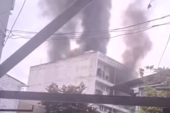 Khói đen bốc lên từ căn nhà xảy ra cháy. Ảnh: A.X.