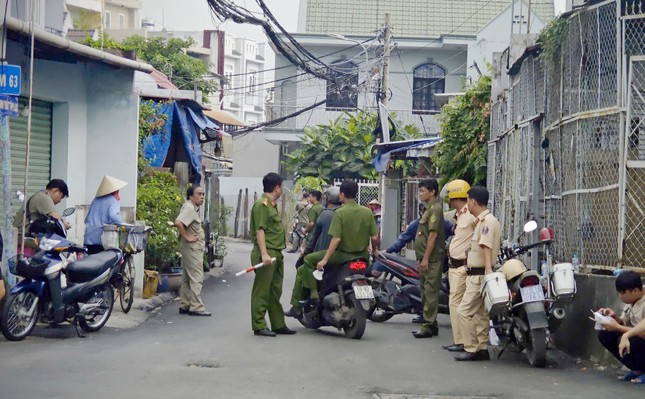 Lực lượng chức năng phong tỏa hiện trường. Ảnh: A.X.