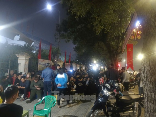 Nhiều người cho biết, họ chấp nhận ngủ dưới cái lạnh 15 độ để giữ chỗ chờ đến sáng 27/12 vào mua vé.