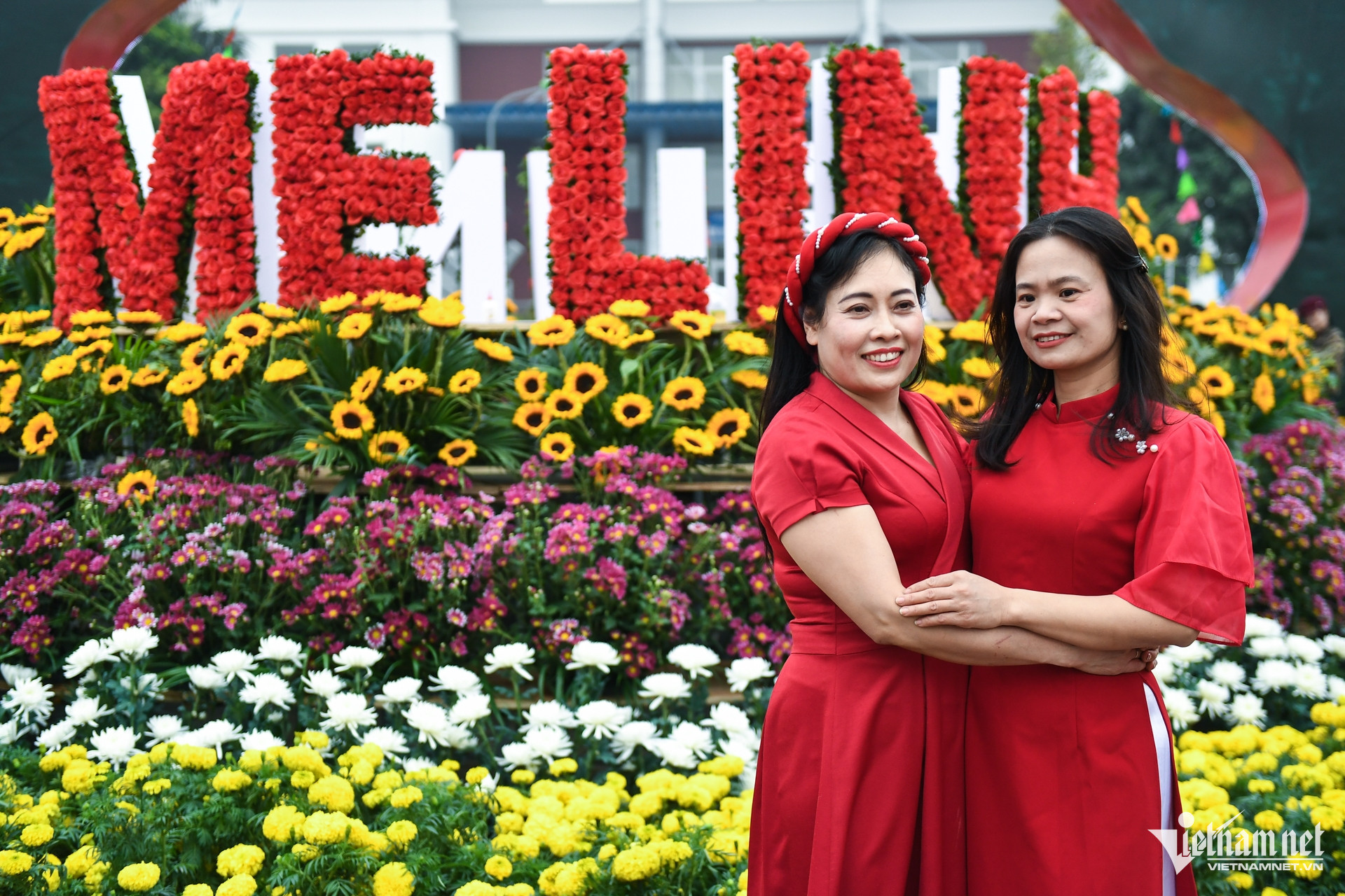 Chiều 26/12, hàng trăm người đổ về đây để vui chơi khi buổi khai mạc lễ hội hoa chuẩn bị khai mạc vào buổi tối cùng ngày.