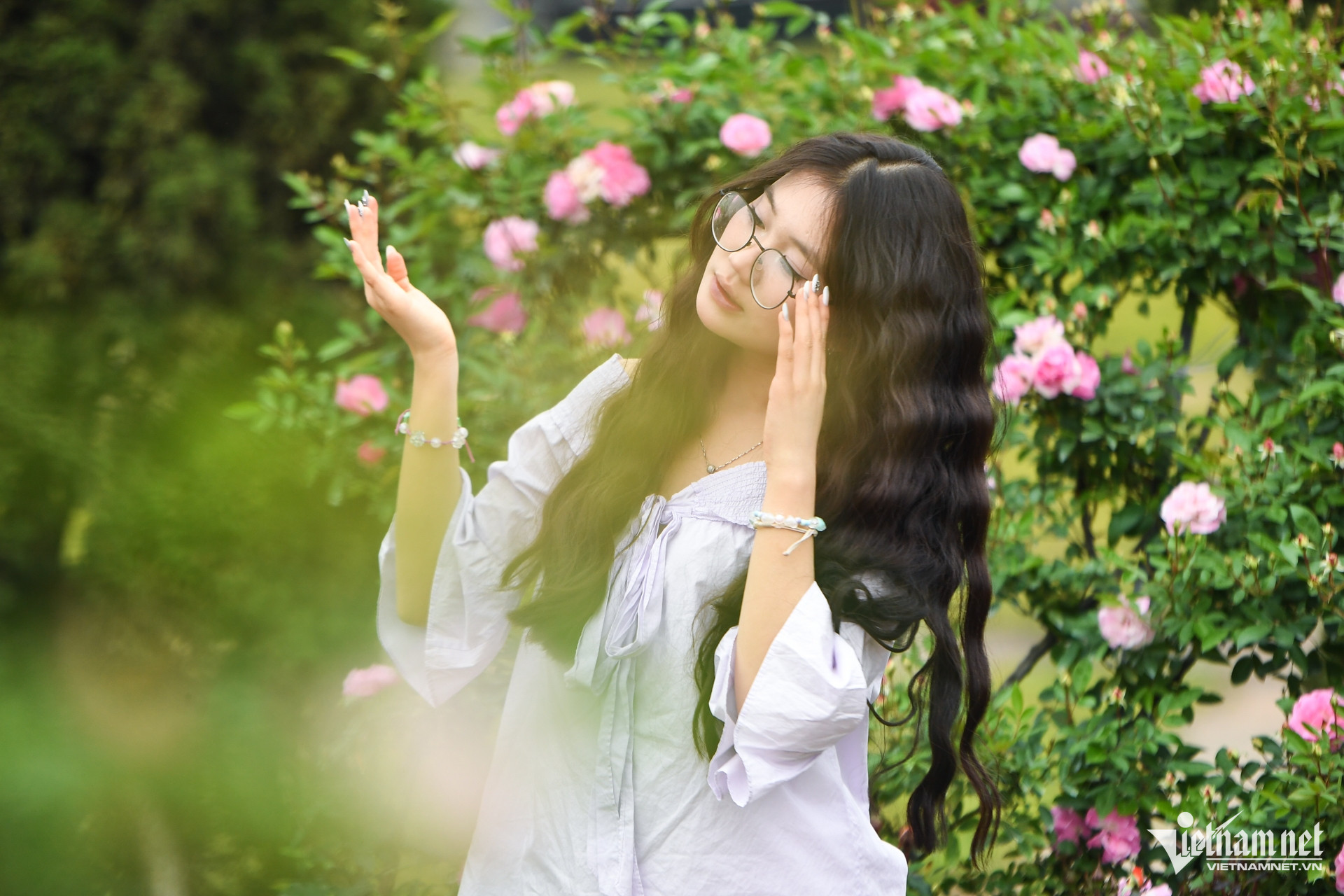 Những loài hoa đua sắc được sắp xếp chỉn chu tạo ra những góc chụp hình mơ màng, nên thơ cho thiếu nữ.