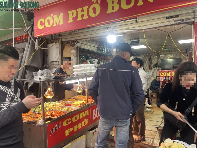 Quán CƠM PHỞ BÚN CHẢ tại ngõ 4 Phương Mai. Ảnh: Phúc Đức