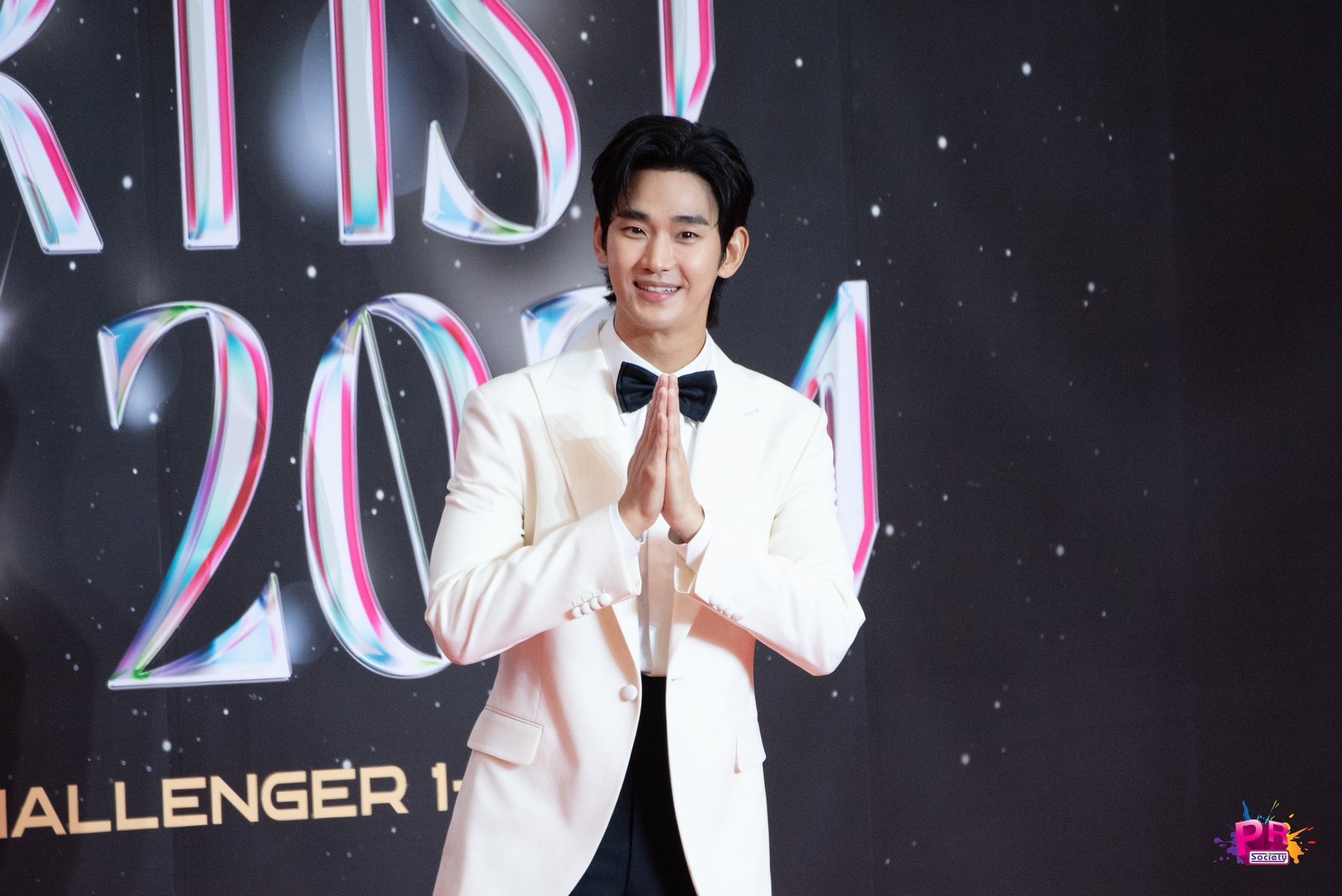 Kim Soo Hyun xuất hiện như chú rể với tuxedo trắng, đen.