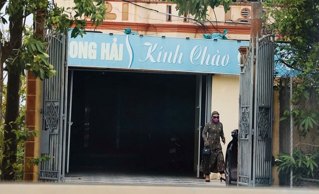 Hình ảnh người a classTextlinkBaiviet hrefhttps://eva.vn/phụ nữ/a lạ tiến về phía ô tô cá nhân của ông Cao Xuân Ngọc