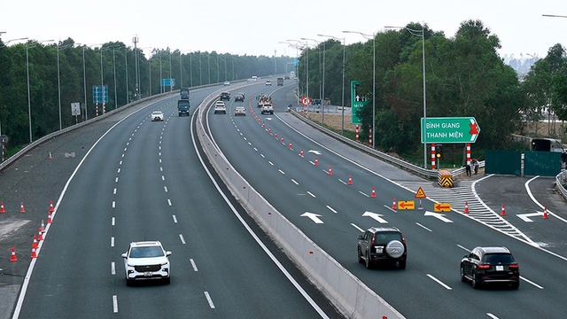 Điều 14 Luật Trật tự, an toàn giao thông đường bộ 2024 quy định rõ về vượt xe và nhường đường cho xe xin vượt. Ảnh minh họa: TL