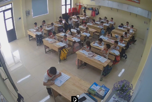 Cô giáo giơ tay tác động vật lý vào học sinh. Ảnh: Cắt từ camera của Trường Tiểu học Ba Đình, thị xã Bỉm Sơn, Thanh Hoá.