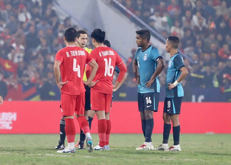 ĐT Việt Nam đấu Singapore: Ngỡ ngàng 3 tình huống VAR, penalty xác đáng - 3