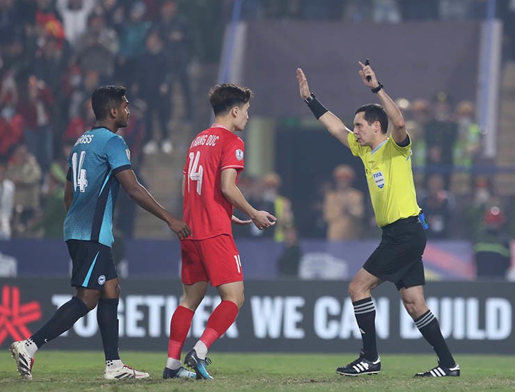 ĐT Việt Nam đấu Singapore: Ngỡ ngàng 3 tình huống VAR, penalty xác đáng - 8