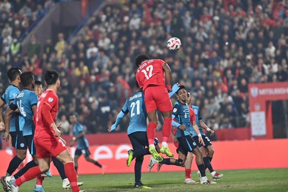 Xuân Son luôn khiến hàng thủ Singapore mệt mỏi