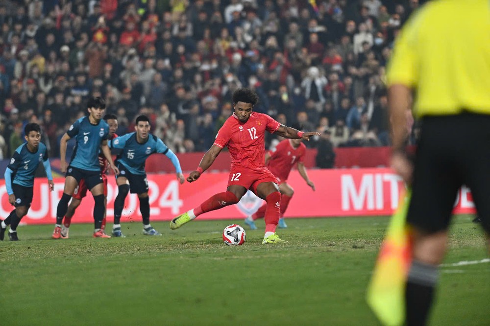 Cũng Xuân Son là người mở bàn thắng từ chấm 11m và nâng tỉ số 2-0