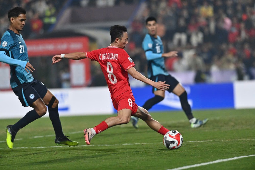 Châu Ngọc Quang, nhỏ con nhưng chơi ở hàng công cùng Nguyễn Xuân Son thật năng động