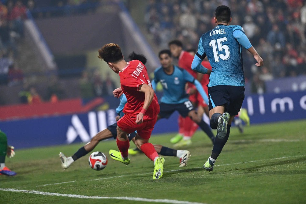 Hoàng Đức với động tác qua người hoàn hảo chuyền cho Xuân Son nâng tỉ số 2-0