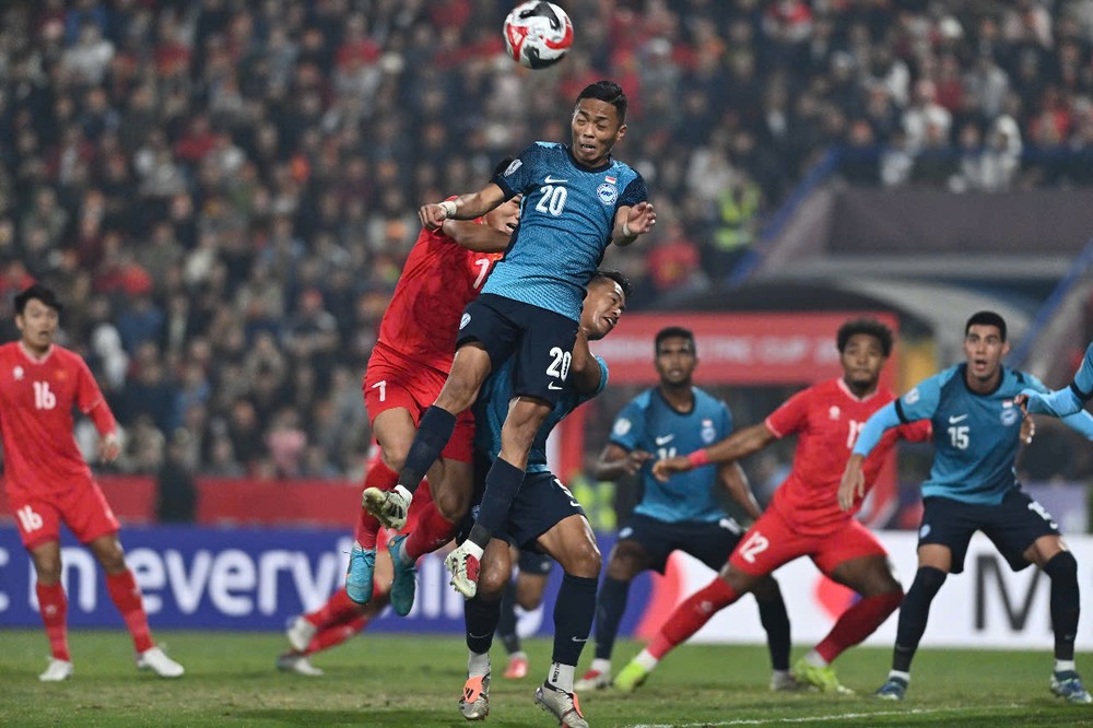 Đầu trận và phút hú hồn khi bóng vào lưới nhưng VAR đã phủ nhận bàn thắng của Singapore