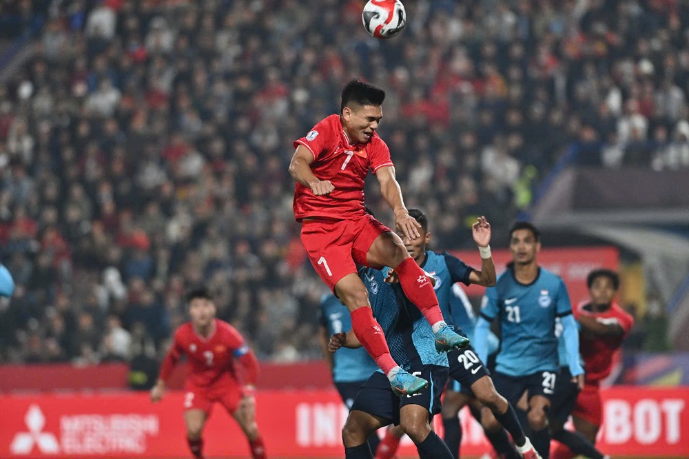 Xuân Mạnh, cầu thủ hoạt động tích cực nhất và không mỏi mệt với nhiều tình huống đối mặt với tiền đạo Singapore