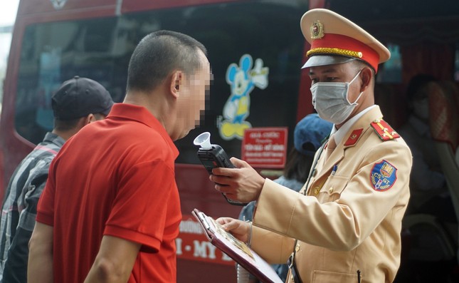 Tài xế ô tô vi phạm nồng độ cồn vượt quá 0,25 miligam đến 0,4 miligam/1 lít khí thở sẽ bị phạt 18-20 triệu đồng thay vì từ 16-18 triệu đồng như trước đây. Ảnh minh họa.