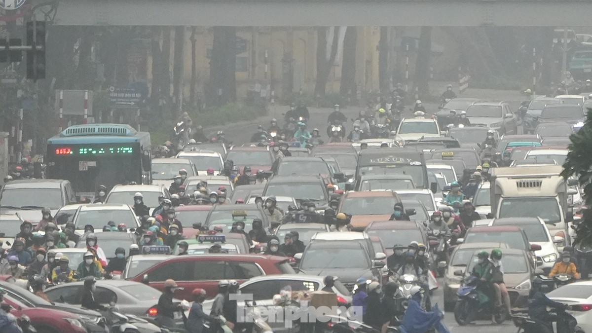 Hơn 10 giờ sáng, Hà Nội vẫn chìm trong sương mù dày đặc - 4