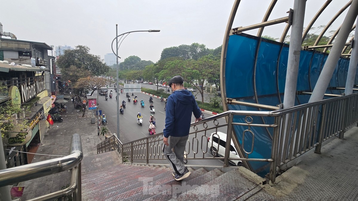 Hơn 10 giờ sáng, Hà Nội vẫn chìm trong sương mù dày đặc - 12