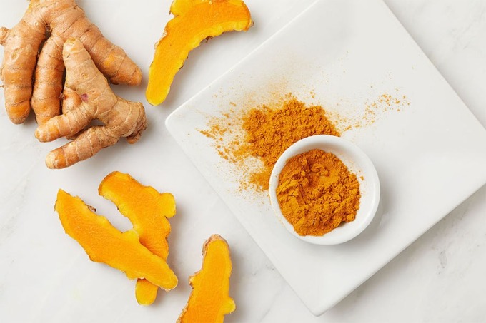 Nghệ giàu curcumin, có đặc tính chống oxy hóa, hút độc tố ra khỏi cơ thể, bảo vệ gan, làm đẹp da từ bên trong. Curcumin còn giúp tăng tốc độ sửa chữa và phục hồi tế bào bị tổn thương do độc tố, căng thẳng và các gốc tự do.