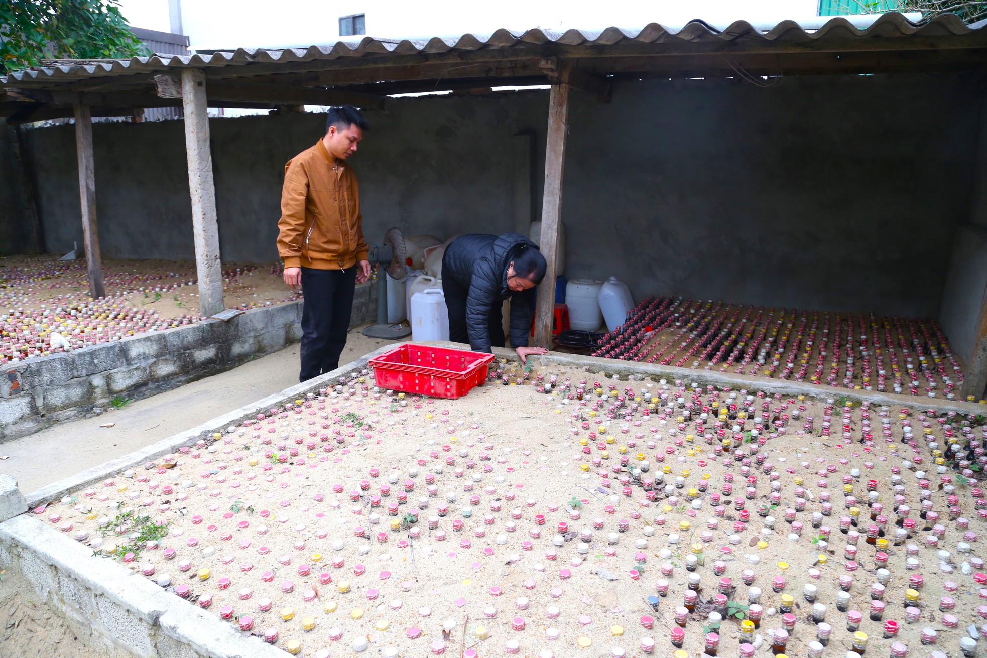 Bên cạnh nước mắm được chưng cất trực tiếp, đem phơi nắng để bán ra thị trường, một số hộ dân làng nghề còn sản xuất loại nước mắm vô cùng đặc biệt, độc đáo hơn, đó là nước mắm hạ thổ - loại nước mắm được chôn cất trong đất cát.