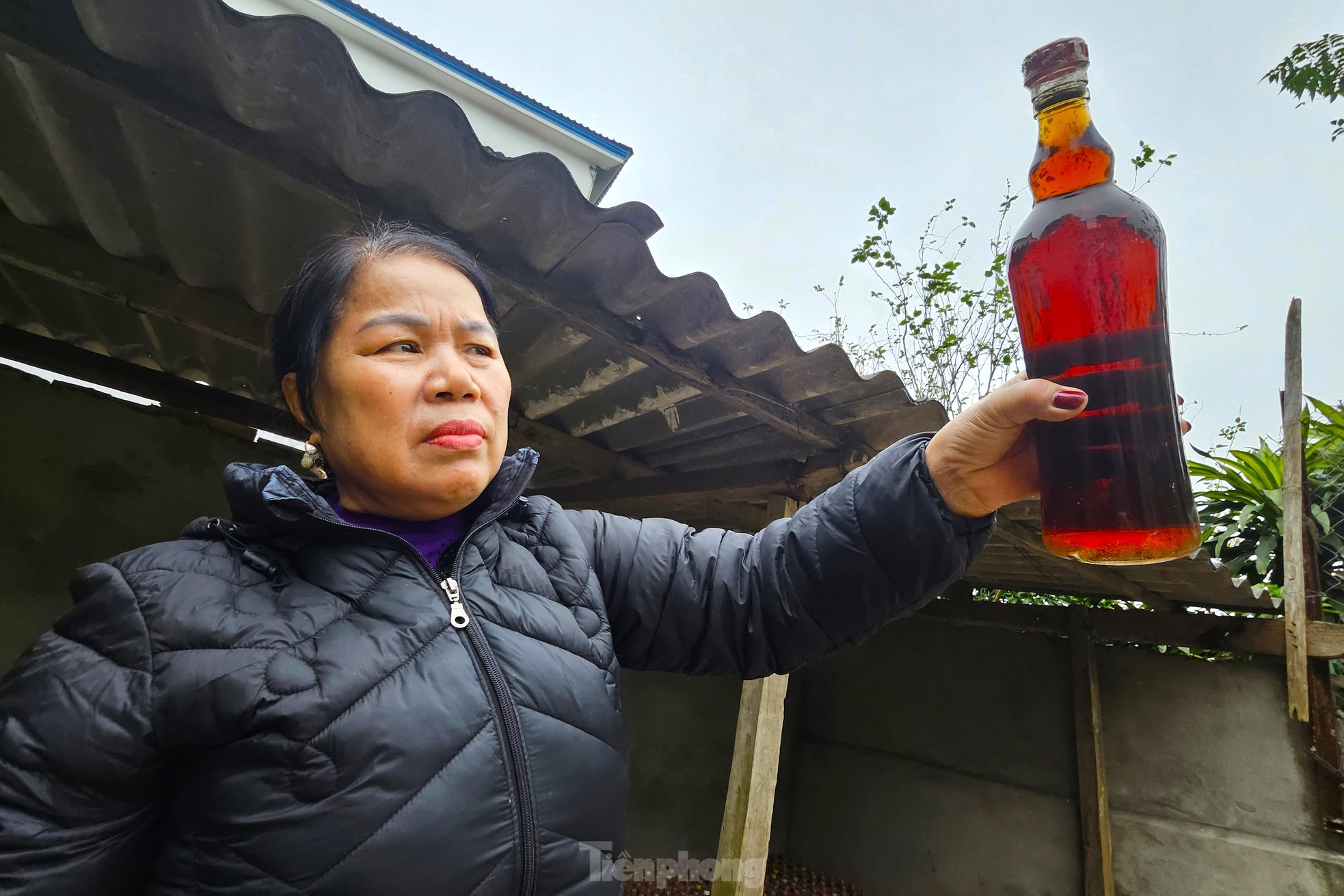 Theo bà Kim, nguyên liệu chính để làm nước mắm là cá cơm được chọn lựa cẩn thận và tỉ mỉ, làm sạch sẽ, sau đó trộn và ướp với muối hạt theo tỉ lệ 20% muối (cứ 1 tấn cá là 20kg muối), cho vào chum, vại sạch rồi gài nén lại, đậy kín và ủ. Muối phải dùng loại muối sạch tinh khiết không lẫn tạp chất. Tùy thuộc vào thời tiết, nếu trời nắng to thì phơi khoảng 15 tháng, nếu trời nắng nhỏ thì phải tầm 20 tháng mới chín. Sau khi ủ xong lại tiếp tục hong nắng thêm 5 – 6 tháng nữa.