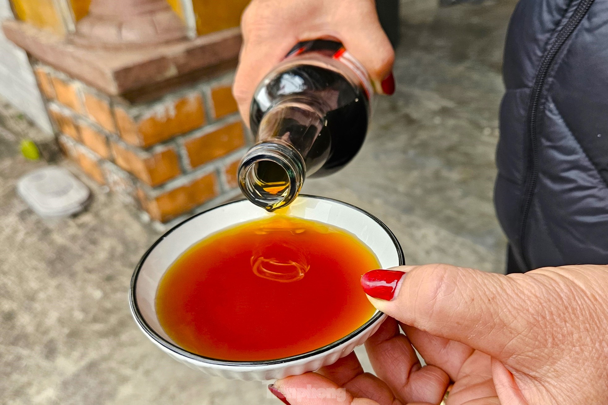Làng nghề chế biến nước mắm Hải Giang 1 có gần 80 hộ chuyên sản xuất nước mắm cốt cá cơm truyền thống. Trung bình mỗi năm, làng nghề cung cấp ra thị trường hơn 1 triệu lít nước mắm nguyên chất các loại.