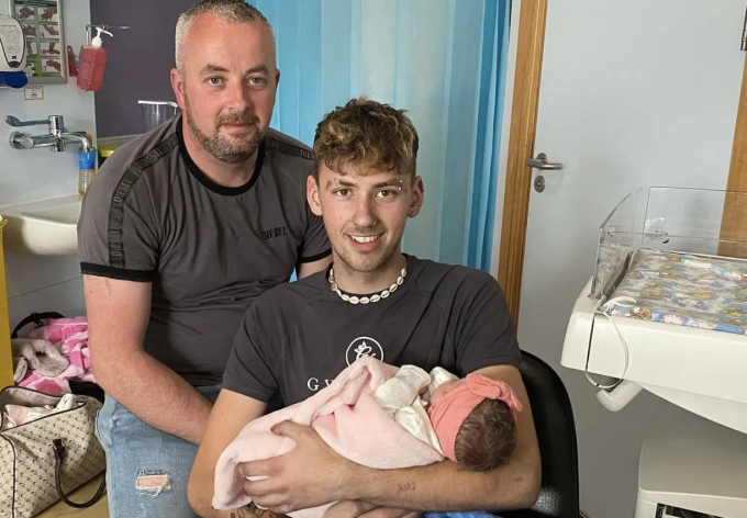 Anh trai Leon bế em gái chụp cùng bố. Ảnh The Sun