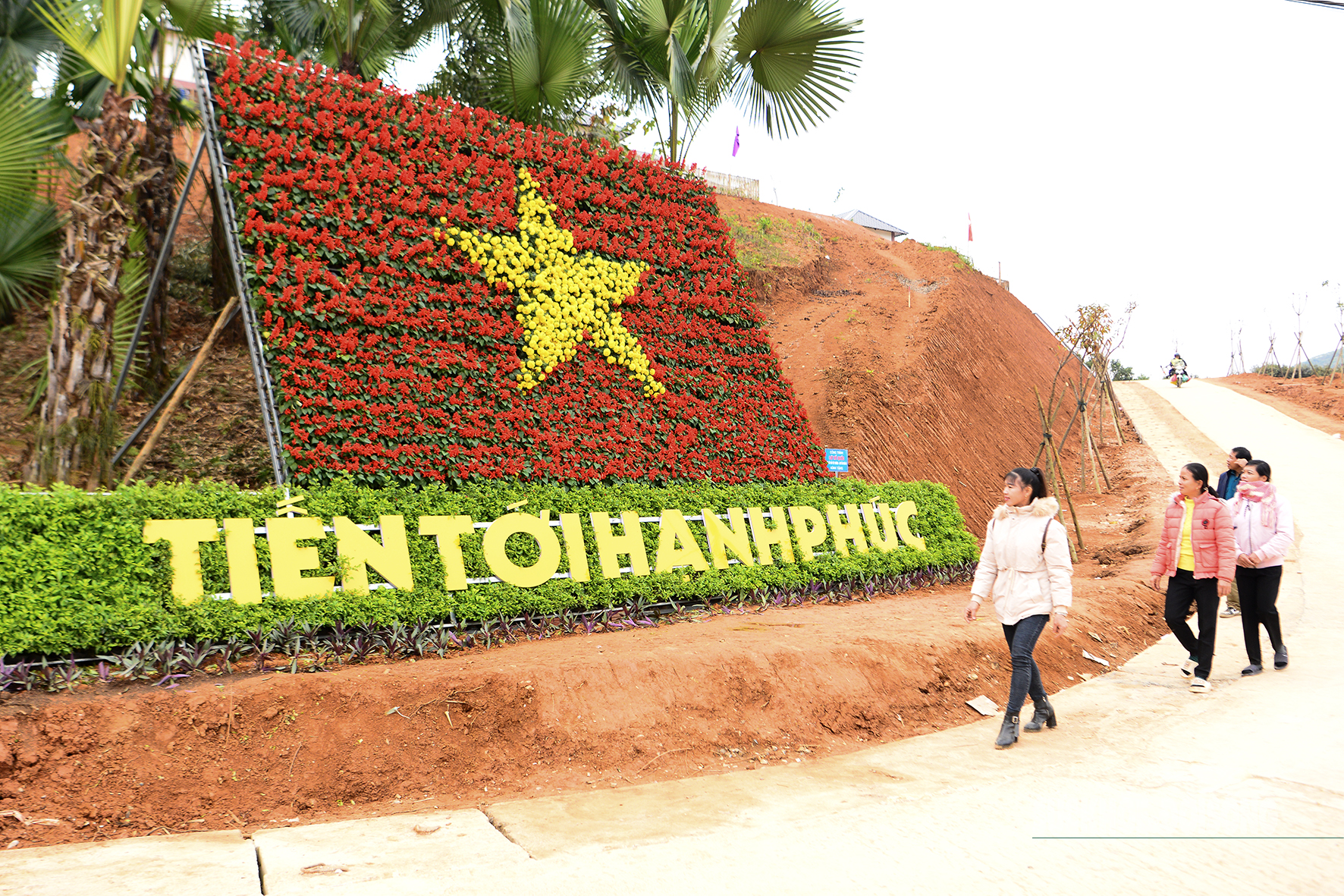 Ngoài nhà ở, khu tái định cư còn có trường mầm non trường học, nhà văn hóa, hệ thống giao thông, điện, nước để đảm bảo điều kiện sinh sống ổn định và lâu dài cho cư dân với tiêu chí Thôn kiểu mẫu - xanh, sạch, đẹp, văn minh hiện đại và Làng hạnh phúc - cuộc sống người dân ấm no về cả vật chất và tinh thần, giáo dục, y tế, văn hóa.