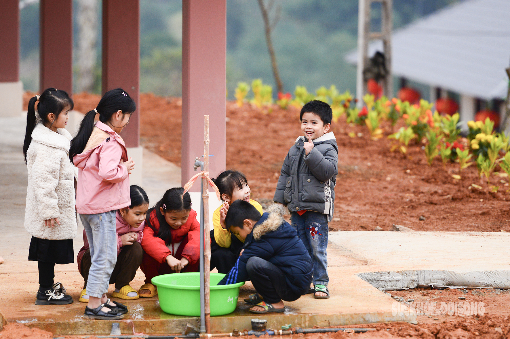 Trẻ em tại Làng Nủ mới được học tập và vui chơi trong 1 khu khang trang và an toàn.