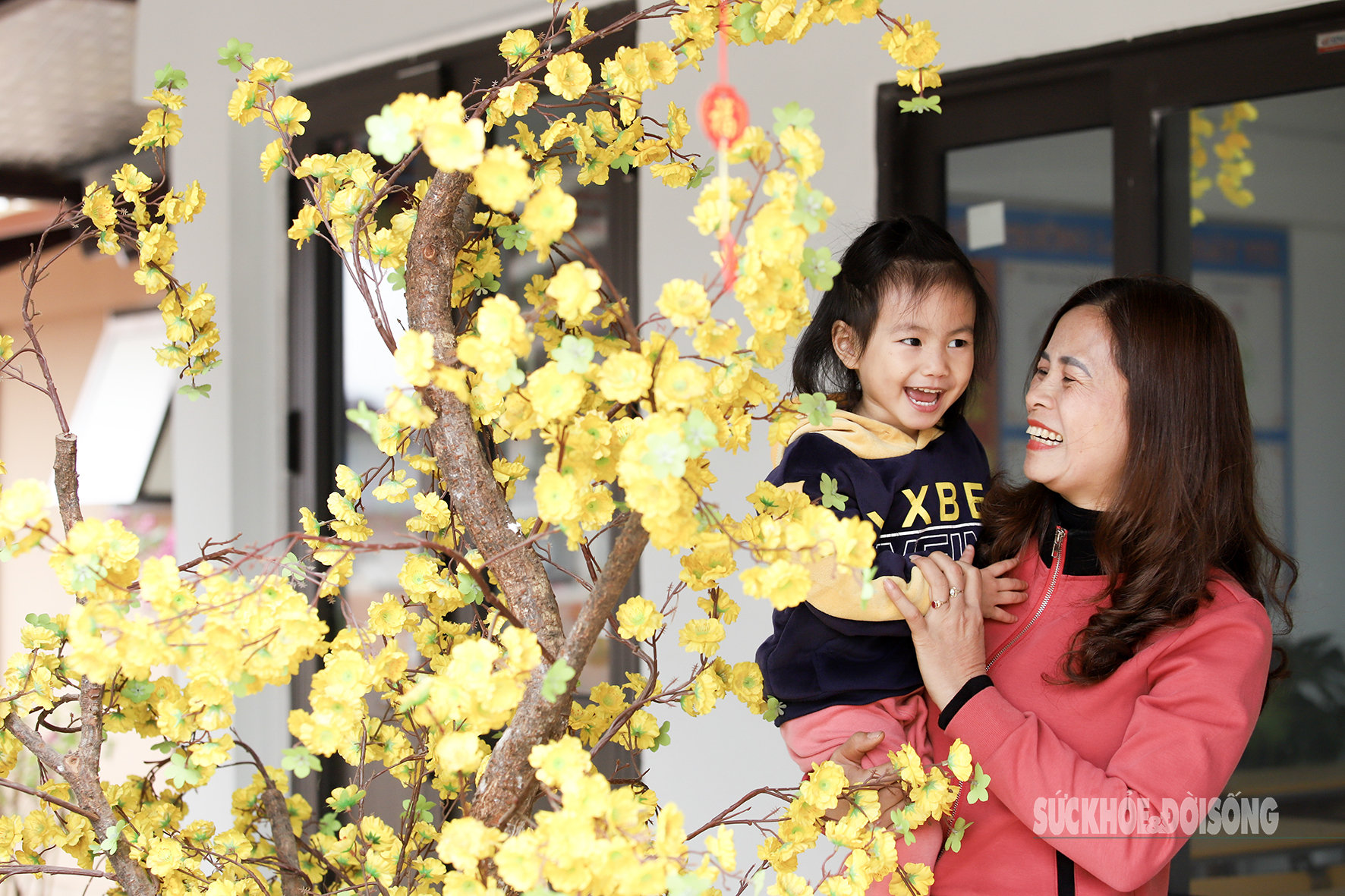 Cô và trò cùng hân hoan chào đón năm 2025 tại điển trường Làng Nủ mới.
