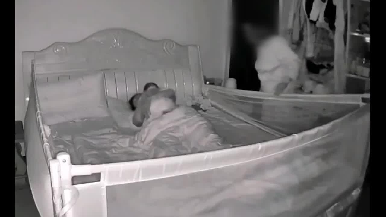 Nửa đêm, mẹ chồng âm thầm vào phòng con dâu, hành động của bà khiến con dâu sợ hãi đến mức ngã khụy