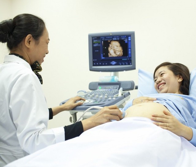 Khám thai theo chỉ định của bác sĩ hoặc khám thai định kỳ để phát hiện nước ối ít.