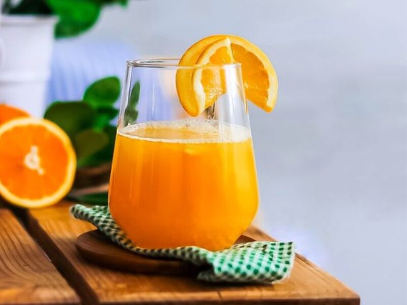 Bên cạnh đó, cam cũng chứa nhiều flavonoid, hỗ trợ quá trình lưu thông máu diễn ra trơn tru. Vitamin C còn thúc đẩy sản xuất collagen, giúp làm săn chắc da và giảm quầng thâm dưới mắt.