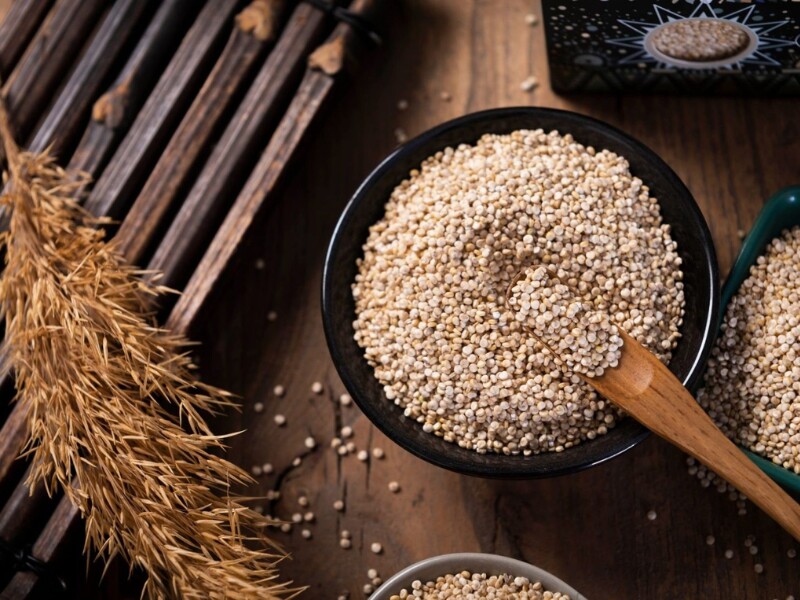 Diêm mạch (quinoa) là một loại ngũ cốc không gluten nhưng chứa đầy đủ các acid amin thiết yếu, giúp bổ sung protein chất lượng cao. 