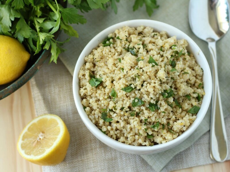 Bên cạnh đó, quinoa cũng chứa nhiều chất chống oxy hóa, giúp bảo vệ tim mạch và giảm nguy cơ ung thư.