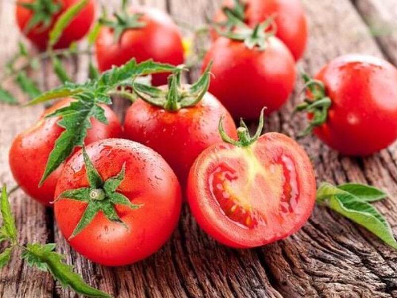 Cà chua chứa lycopene, một chất chống oxy hóa có khả năng bảo vệ thành mạch máu và ngăn ngừa hình thành các cục máu đông. Lycopene cũng được chứng minh có tác dụng cải thiện chức năng của mạch máu và giảm viêm, từ đó hỗ trợ lưu thông máu tốt hơn.