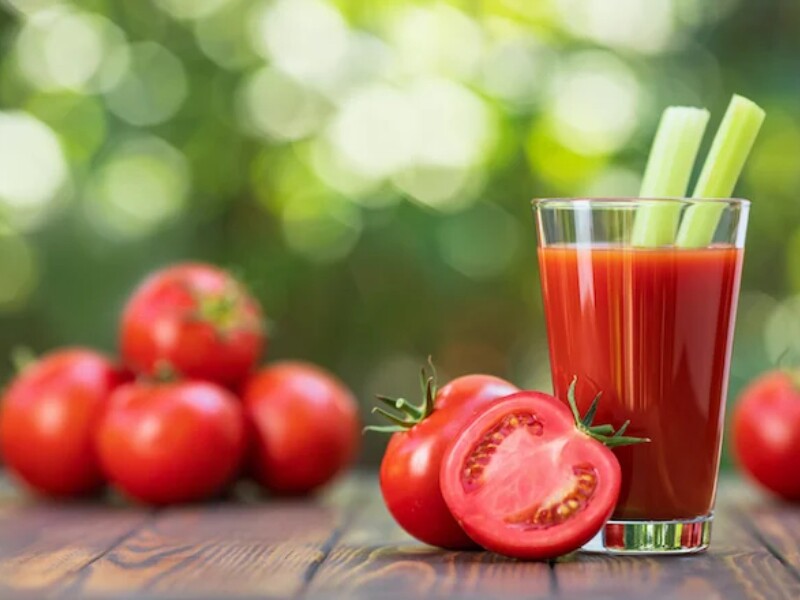 Ngoài lycopene, cà chua có tác dụng điều chỉnh huyết áp, duy trì chức năng của hệ tim mạch. Việc ăn cà chua thường xuyên còn giúp giảm nguy cơ tăng huyết áp và giảm thiểu sự xuất hiện của quầng thâm. 