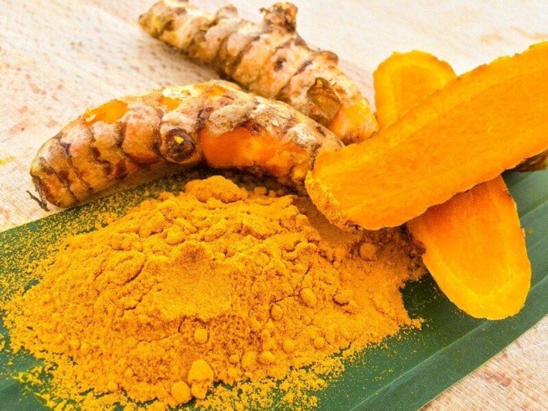 Curcumin trong củ nghệ là chất chống viêm và chống oxy hóa mạnh mẽ. Hoạt chất này giúp tái tạo các tế bào gan bị tổn thương, ngăn ngừa sự tích tụ chất béo trong gan và cải thiện chức năng gan.