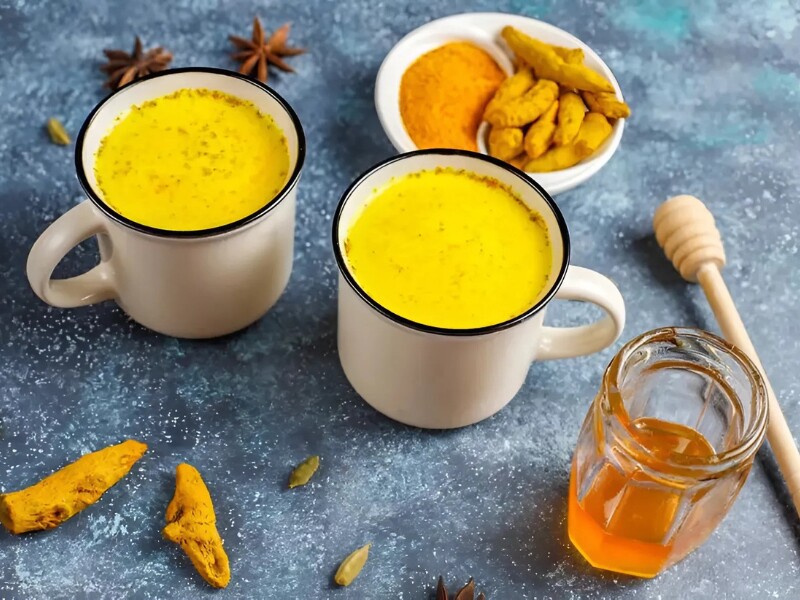 Nghệ chứa curcumin, một chất chống oxy hóa mạnh, giúp giảm viêm và thải độc gan. Curcumin có tác dụng kích thích gan sản xuất mật, giúp quá trình tiêu hóa diễn ra thuận lợi và loại bỏ chất độc tích tụ trong cơ thể. 