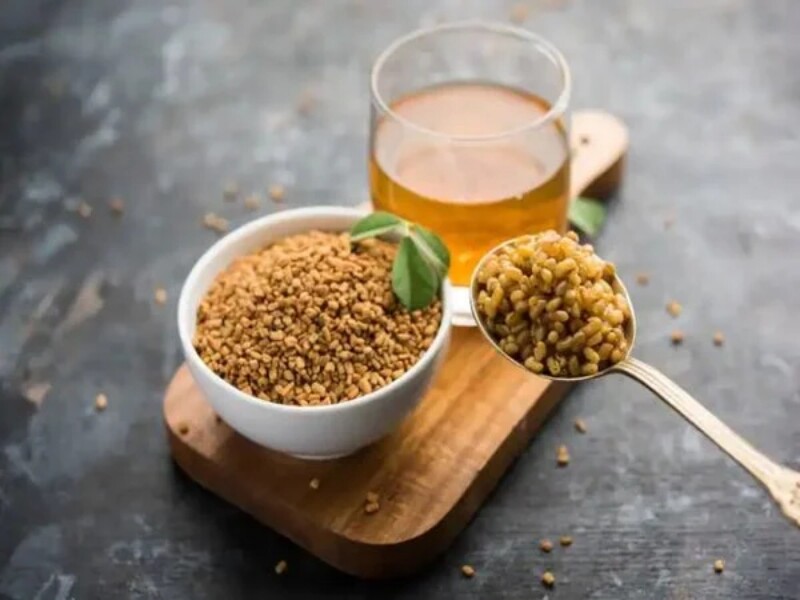 Cỏ cà ri (fenugreek) chứa nhiều chất chống oxy hóa và chất xơ, có lợi cho việc làm sạch gan. Nước cỏ cà ri không chỉ giúp thải độc mà còn ngăn ngừa sự hình thành chất béo trong gan, giúp gan hoạt động hiệu quả hơn.