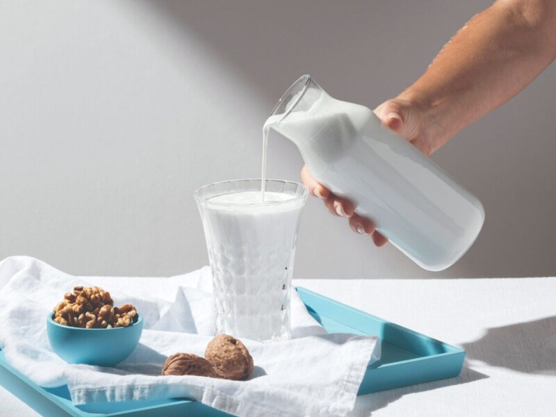 Tuy nhiên, sữa có chứa lactose – một dạng đường tự nhiên, nên người tiểu đường cần chọn loại sữa không đường hoặc sữa có hàm lượng lactose thấp.Chọn sữa hạt hoặc sữa tách béo để cần kiểm soát lượng calo và chất béo nạp vào tốt hơn.